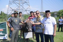 Jelang Idul Adha, Cirebon Power Serahkan 56 Hewan Kurban ke 10 Desa