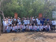 PLN UIT JBT Ajak Ratusan Relawan Bersihkan Pantai Kejawanan dan Tanam Mangrove