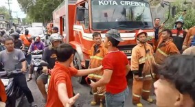 Petugas Damkar Kota Cirebon Dipiting Warga, Dituduh Telat Datang Padamkan Api