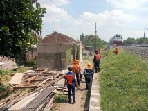 Demi Keselamatan, KAI Tertibkan Bangunan Liar di Dekat Jalur Kereta