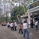 Unik, Pegawai DPUTR Kota Cirebon Adu Kuat Tarik Stum di Hari Kemerdekaan