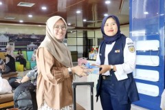 Hari Pelanggan Nasional, KAI Daop 3 Cirebon Bagikan Souvenir untuk Penumpang