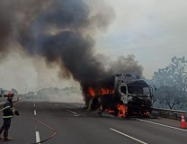 Truk Ekspedisi Terbakar di Tol Cipali, Ribuan Paket Online Ludes
