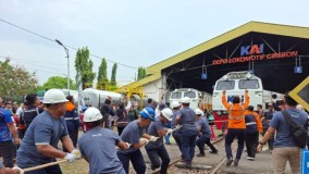 Sambut HUT ke-80, KAI Daop 3 Cirebon Hadirkan Lomba Tarik Lokomotif