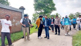Wakil Ketua DPRD Kabupaten Cirebon Verifikasi Pembangunan Jalan dan Sekolah di Beber