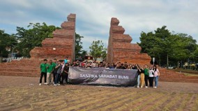 Santika Indonesia Bersihkan Alun-Alun Kejaksan Kota Cirebon