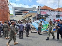 Trotoar Depan Stasiun Cirebon Ditata untuk Tingkatkan Kenyamanan Pejalan Kaki