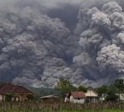 Gunung Semeru Erupsi, Semburkan Awan Panas Hingga 7 Kilometer