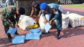 Lanal Cirebon Bongkar Modus Baru Penyelundupan Pakaian dari Malaysia ke Patimban