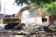 Pemkot Cirebon Bongkar Bangunan PKL di Bantaran Sungai Sukalila