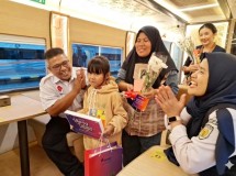Peringati Hari Ibu, KAI Daop 3 Cirebon Beri Bingkisan ke Penumpang