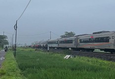 KA Menoreh Tertemper Truk di Cirebon, Asisten Masinis Luka