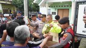 Banjir Belum Surut, Polres Cirebon Kota Salurkan Bantuan untuk Warga Villa Intan Klayan