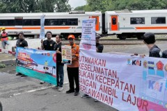 KAI Cirebon Gandeng Karang Taruna Edukasi Keselamatan di Perlintasan Rel