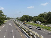 Arus Kendaraan ke Cirebon di Tol Cipali Meningkat pada Minggu Pagi