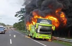 Bus Pariwisata Terbakar di Tol Cipali Arah Jakarta, Tidak Ada Penumpang dan Korban