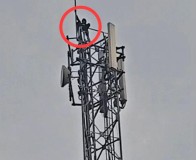 Tak Dibeliin Motor, Remaja di Cirebon Ngambek Lalu Panjat Tower