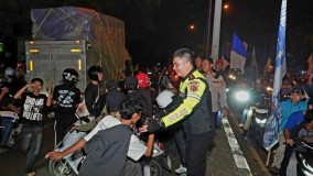 Bobotoh dan KNPI Apresiasi Polisi Kawal Perayaan Juara Persib di Kota  Cirebon