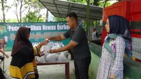 Warga Sekitar Makodim Antusias Terima Daging Kurban dari Kodim 0614/Kota Cirebon