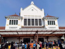 Stasiun Cirebon Masuk Usia 114 Tahun, Layanan Penumpang Terus Naik