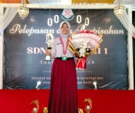 Fakhira Alyssa Quinn Borong Penghargaan di Acara Kelulusan SDN Sadagori 1
