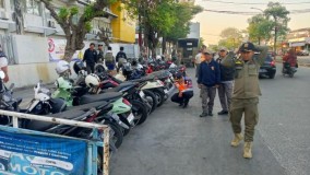 Satpol PP Rantai 17 Motor Parkir Liar di Depan SMAK Penabur, Jukir Kabur Saat Razia
