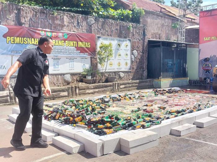 Polres Cirebon Kota Hancurkan 5.573 Botol Miras Menjelang Ramadan