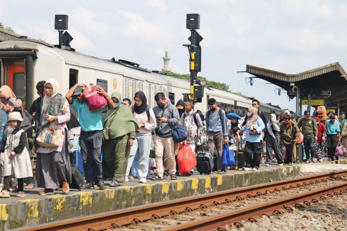 H+2 Lebaran, Stasiun Cirebon Mulai Dipadati Penumpang Arus Balik