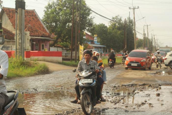 Sidak Jalan Rusak, Ketua DPRD Kabupaten Cirebon Telepon Langsung Kepala PUTR