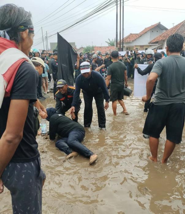 Sudah 7 Tahun Rusak Warga Cirebon Timur Geram, Lubang Jalan Diberi Ikan Lele