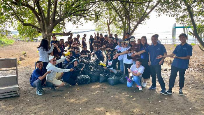 Santika Hotels Area Cirebon Kumpulkan 198 Kg Sampah di Pantai Kejawanan Lewat Aksi “Spirit of Sustainability”