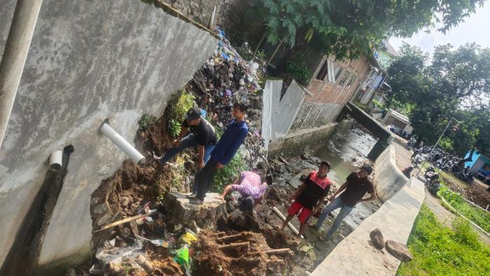 Warga RW 07 Pelandakan Keluhkan Senderan Ambruk, Khawatir Timbulkan Longsor