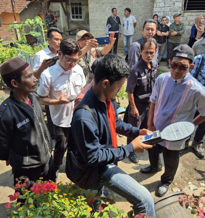 PLN Bersama Warga Lakukan Pengukuran Medan Magnet dan Jarak Aman SUTET