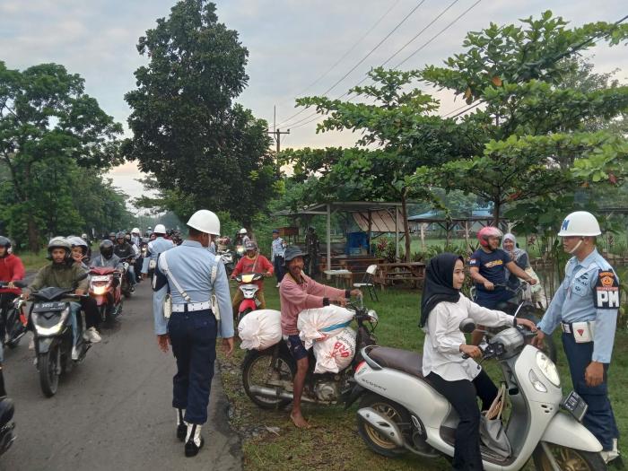 Satpomau Lanud SKI Gelar Razia, Warga Diedukasi soal Keselamatan di Jalan