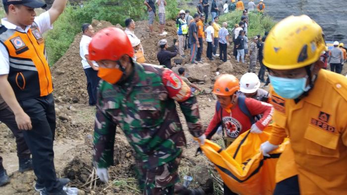 Dua Penambang Tertimbun Longsor di Tambang Ilegal Argasunya Kota Cirebon