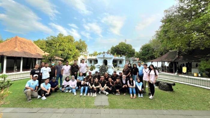 Aksi Santika Sahabat Bumi, Bersihkan Area Keraton Kasepuhan Cirebon