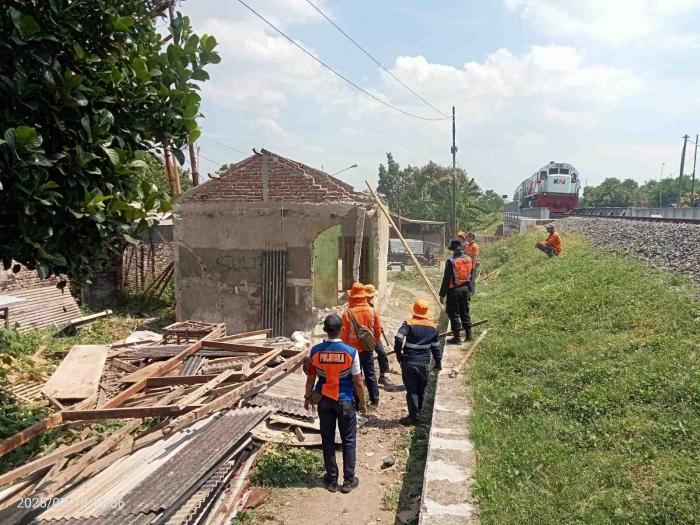 Demi Keselamatan, KAI Tertibkan Bangunan Liar di Dekat Jalur Kereta