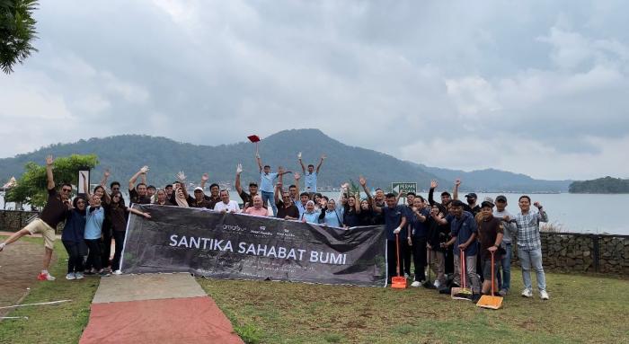 Santika Indonesia Rayakan HUT ke-44 dengan Aksi Bersih-Bersih Serentak