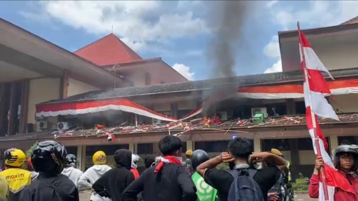 Massa Anarkis Jarah Fasilitas DPRD Kabupaten Cirebon, Motor Satpam Dibakar