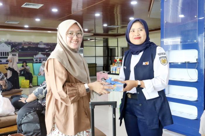 Hari Pelanggan Nasional, KAI Daop 3 Cirebon Bagikan Souvenir untuk Penumpang