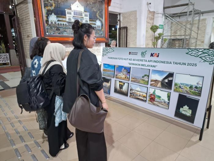 Nostalgia Perkeretaapian, KAI Daop 3 Cirebon Gelar Pameran Foto Gratis di Stasiun