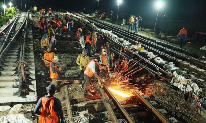 Jaga Keandalan Operasional, KAI Daop 3 Cirebon Ganti Material Jalur Rel