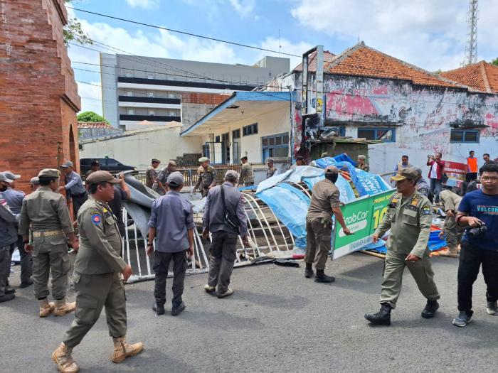 Trotoar Depan Stasiun Cirebon Ditata untuk Tingkatkan Kenyamanan Pejalan Kaki