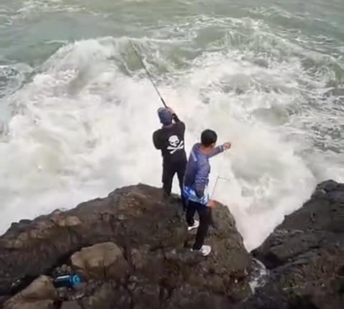 Terseret Ombak Mendadak, Dua Pemancing Hilang di Karang Selatan Sukabumi