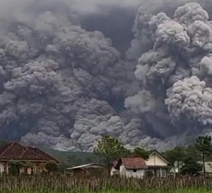 Gunung Semeru Erupsi, Semburkan Awan Panas Hingga 7 Kilometer