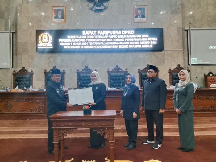 DPRD Kabupaten Cirebon Sahkan Dua Raperda dan Tetapkan Susunan Baru Pansus