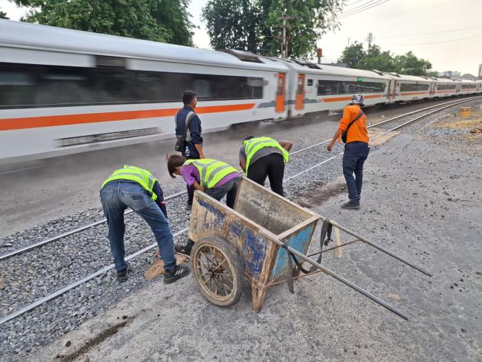 KAI Kerjakan Perbaikan Rel di Dua Perlintasan Kota Cirebon