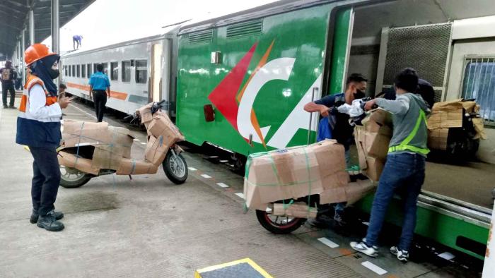 KAI Daop 3 Cirebon Layani Angkutan Motor Gratis Selama Libur Nataru