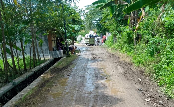 Warga Griya Indah Jati 2 Terganggu Jalan Rusak Akibat Lalu Lintas Truk Proyek