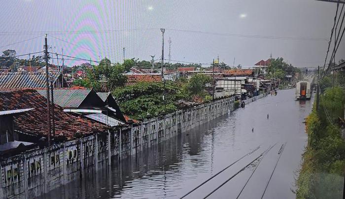 KAI Daop 3 Cirebon Alihkan Rute Kereta Akibat Luapan Air di Pekalongan